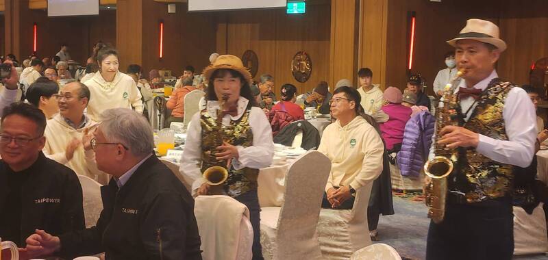 台電關懷長者　澎湖獨老提前圍爐過好年（2）