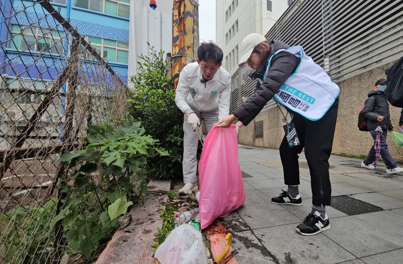 黃國昌競總發起新北大掃除（２）