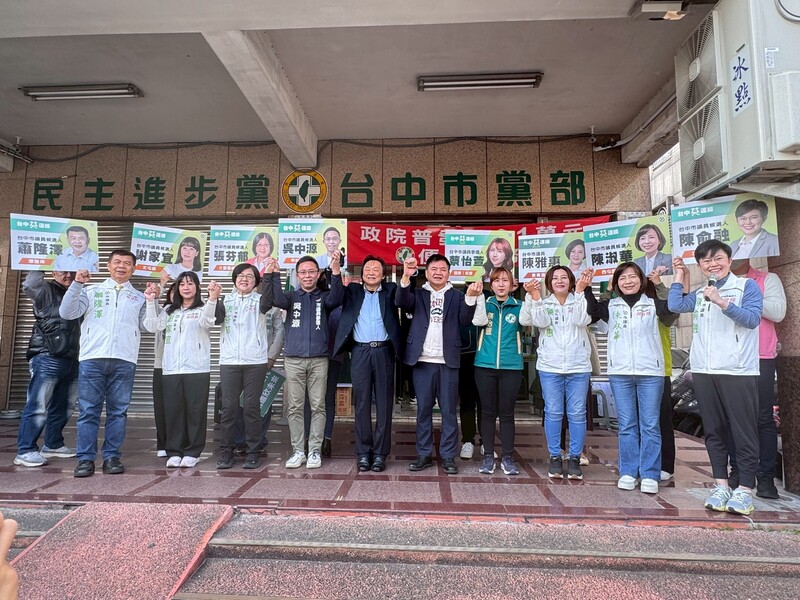 王世堅陪同英系台中市議員登記