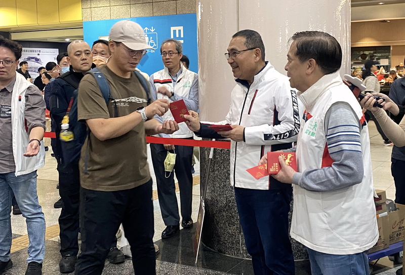 侯友宜視察板橋車站疏運發福袋（2）