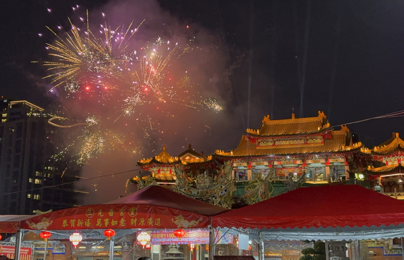 三重先嗇宮燈會點燈　絢麗煙火照亮夜空