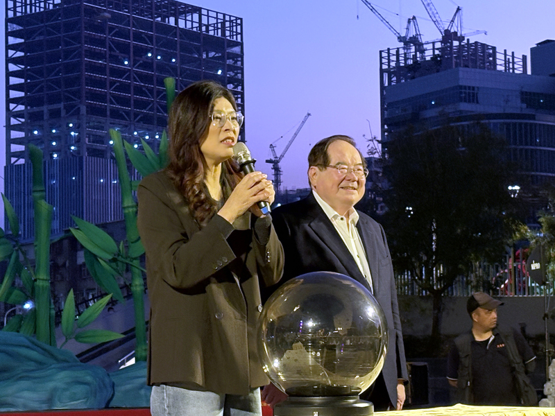 先嗇宮燈會登場　鄭麗文、李乾龍點燈