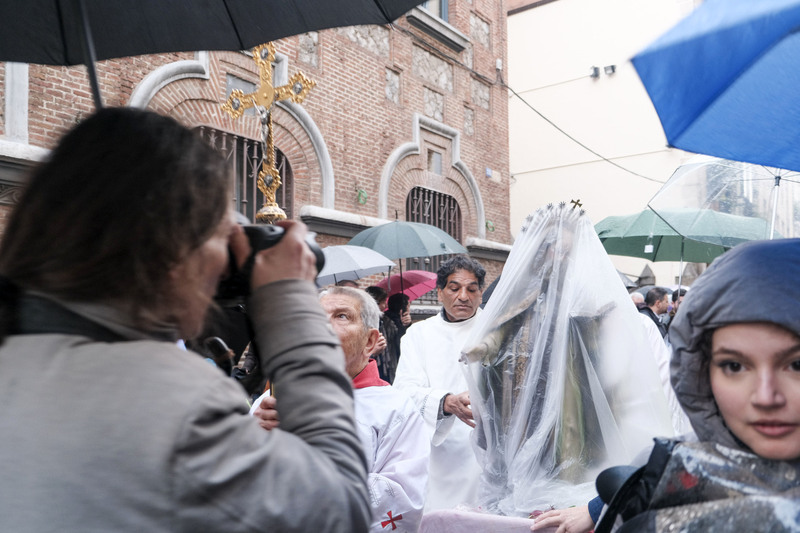 西班牙1月多雨　雨中慶祝宗教節日