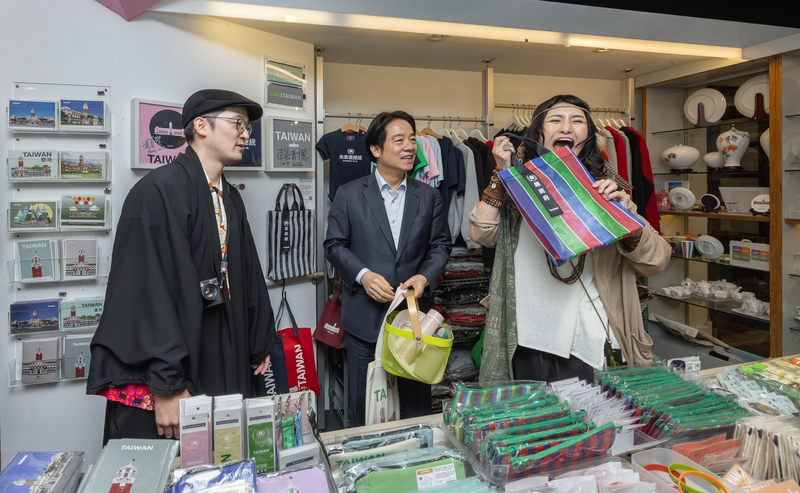 總統邀日本大胃王開箱總統府　送上台灣特色紀念品