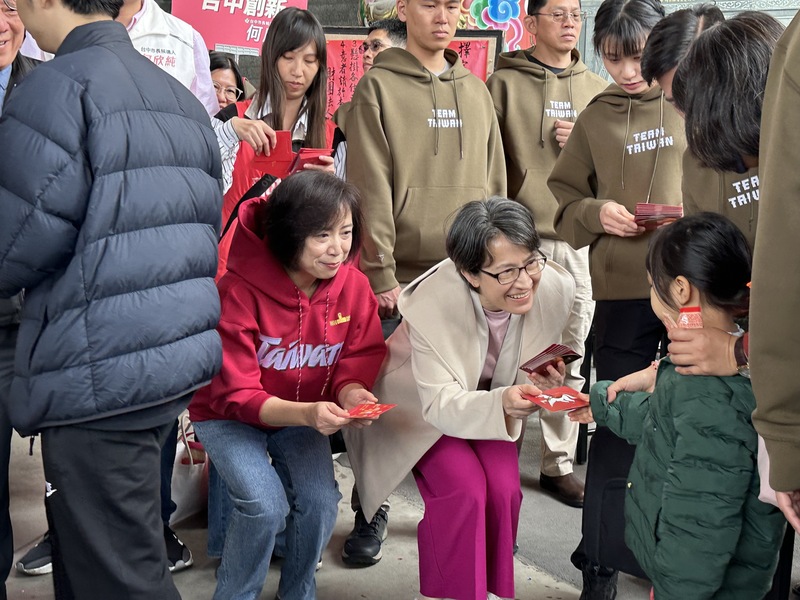 蕭美琴親切彎腰發福袋給小朋友