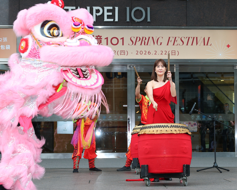 一馬當先　賈永婕打鼓賀新春（2）