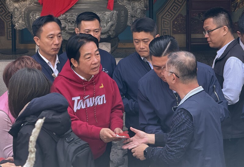 賴總統彰化鹿港天后宮發福袋　感謝百工百業實力