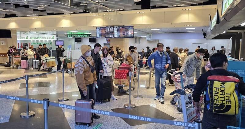 澎湖機場現首波返台人潮