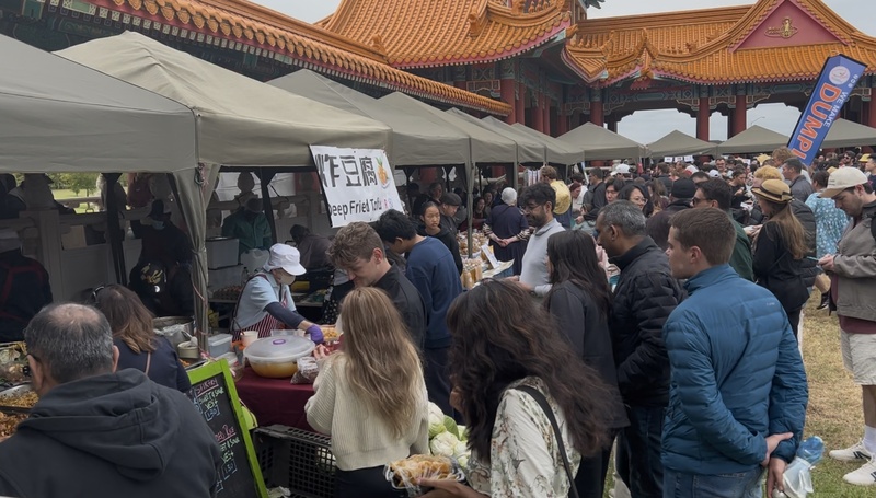 南非南華寺蔬食市集　攤位人潮踴躍