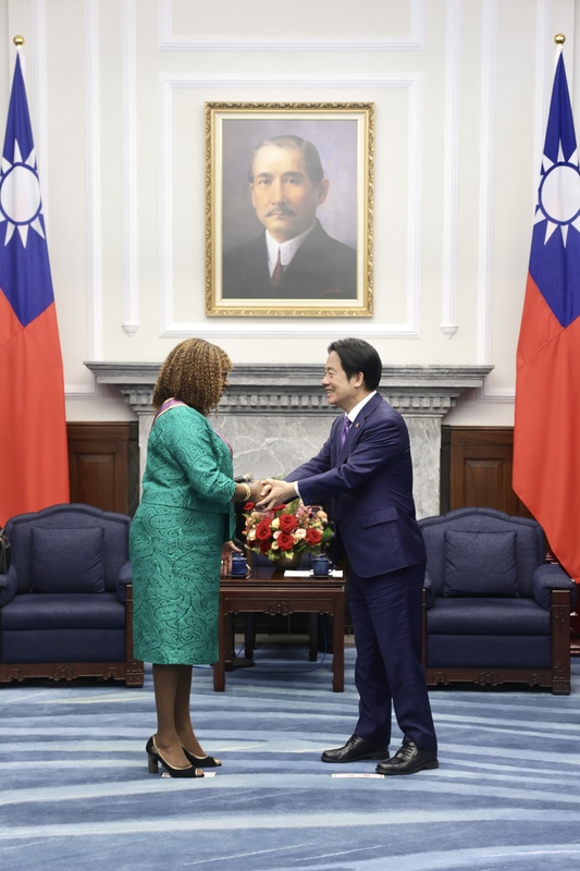 賴總統頒贈聖文森大使大綬景星勳章（2）