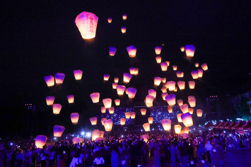 平溪天燈節登場　點亮山城夜空