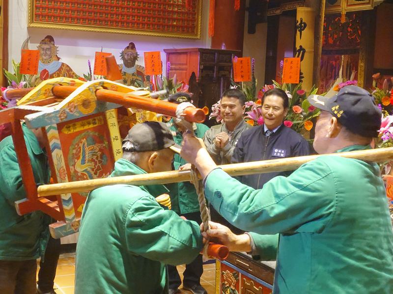 連江縣長等人體驗北竿傳統「扛乩問事」習俗