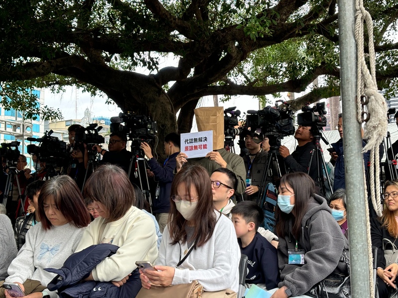 蔣萬安追思228　民眾舉牌沉默抗議表立場