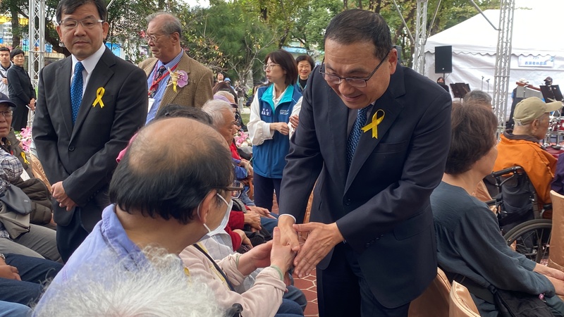 新北追思228事件　侯友宜向受難者家屬致意
