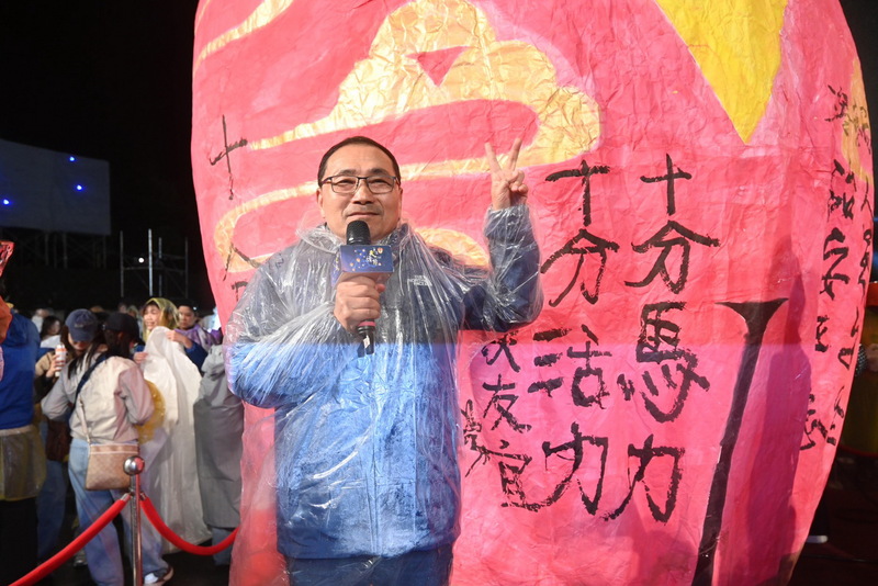 雙龍馬主燈升空　新北平溪天燈照亮元宵夜祈福