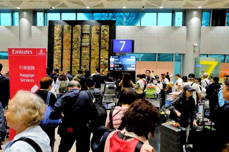 美伊開戰首架杜拜班機抵台　旅客開心接機者泣不成聲