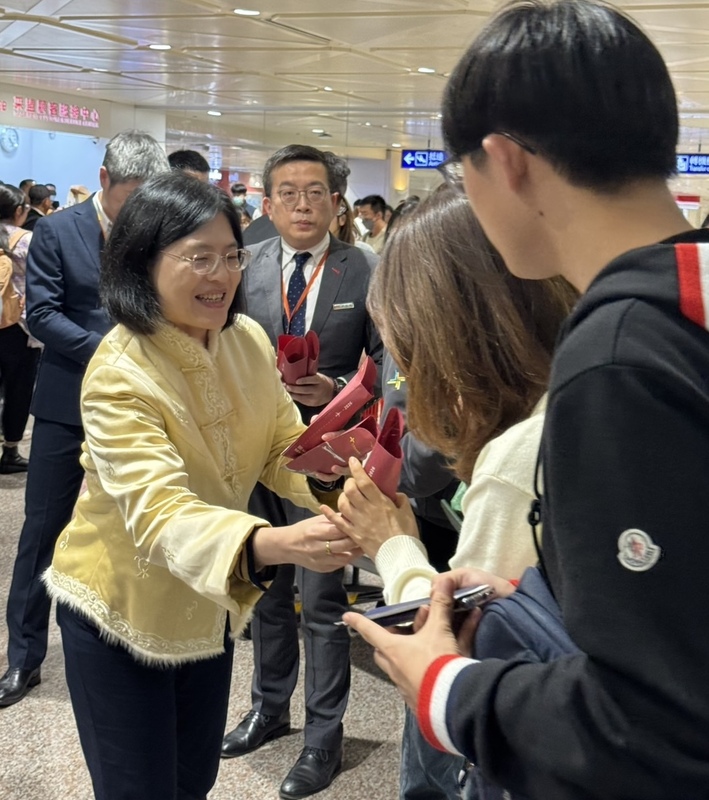 領務局觀光署慰問杜拜返台旅客　允諾反映機位需求