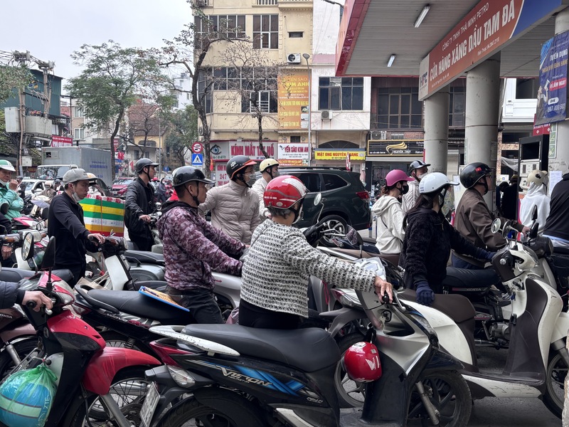 越南油價受中東戰火波及  民眾排隊加油但不至恐慌