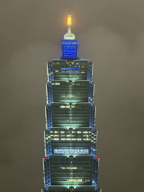 全球悼念殉職警察  警署、101大樓外牆點燈致敬