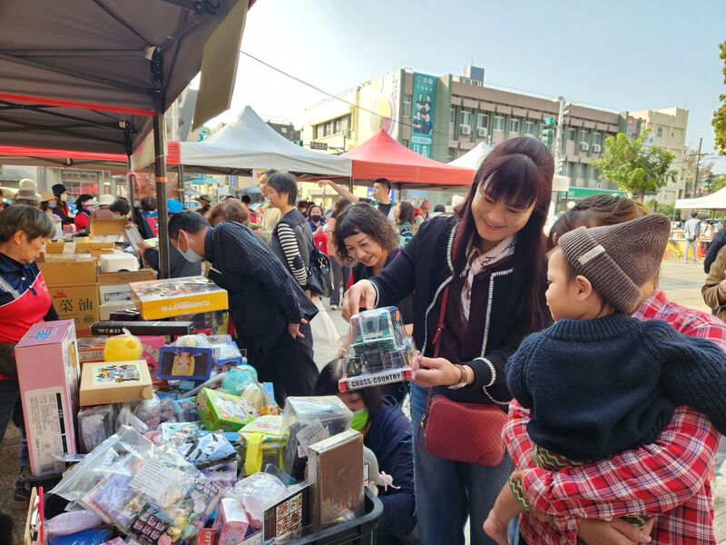 雲林家扶無窮世代義賣會　民代響應助學子