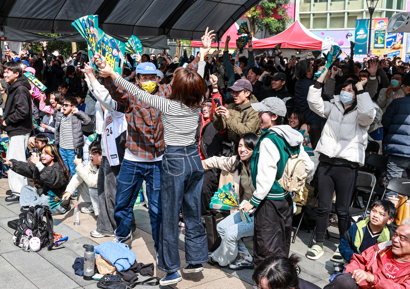 WBC台灣激戰韓國　延長賽勝出各地直播現場沸騰