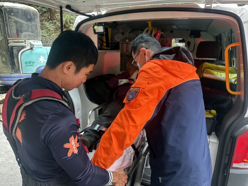 南投杉林溪遊園接駁車墜谷　6傷、1人無生命跡象