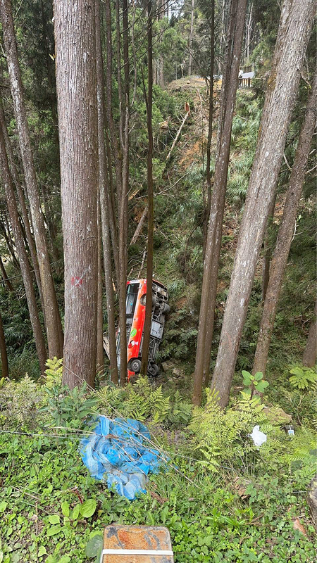 南投杉林溪遊園接駁車墜谷　1命危、6輕重傷送醫