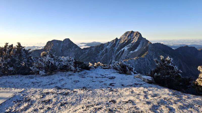 玉山凌晨零下8.9度降雪　微量積雪如糖霜