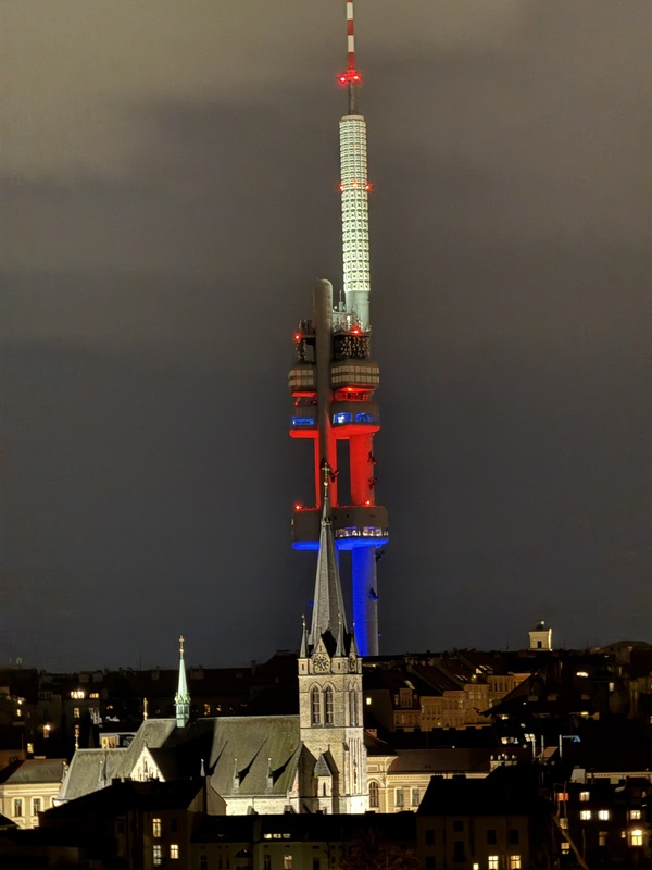 布拉格電視塔遭評世界最醜建築　爭議中轉型觀光地標