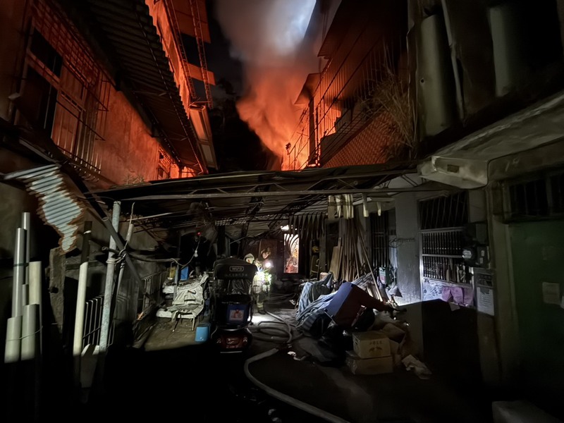 基隆七堵民宅暗夜惡火　屋內堆雜物幸無人傷亡