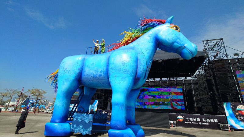 紙風車台灣燈會演出　巨大「雨馬」現身（2）