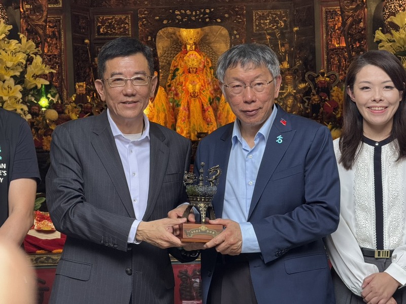 柯文哲竹蓮寺參香　拜會竹市議長許修睿