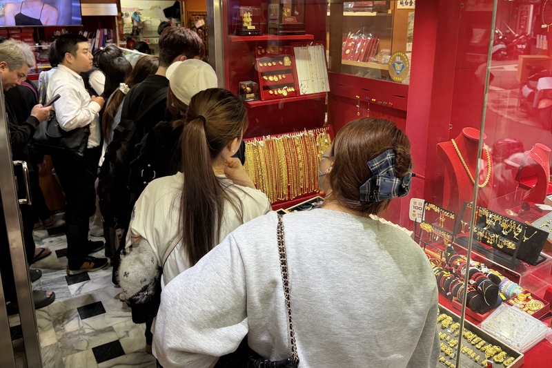 金價上漲　民眾北市銀樓排隊交易（2）