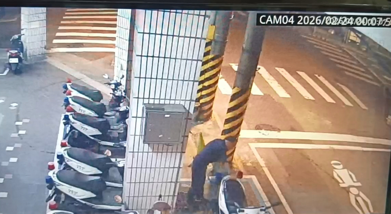 基隆所長徐紹文清洗警用機車