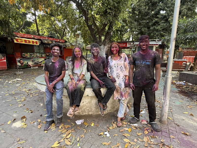 印度歡慶荷麗節　街頭民眾滿身彩粉