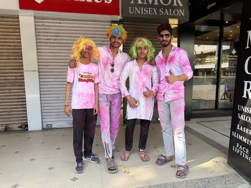 灑彩粉慶荷麗節　印度民眾選穿白衣出門