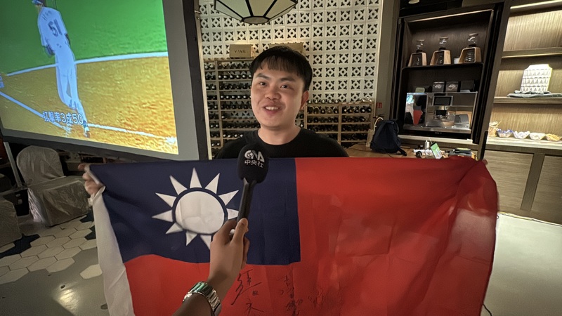 WBC台日大戰  新加坡台僑拿國旗打氣