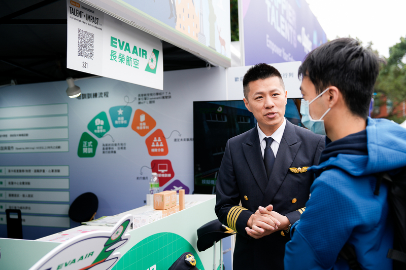 長榮航空前進校園招募機師