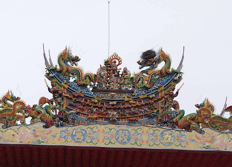 苗栗五穀宮廟頂喜鵲築巢 網友戲稱裝飾龍頭生髮