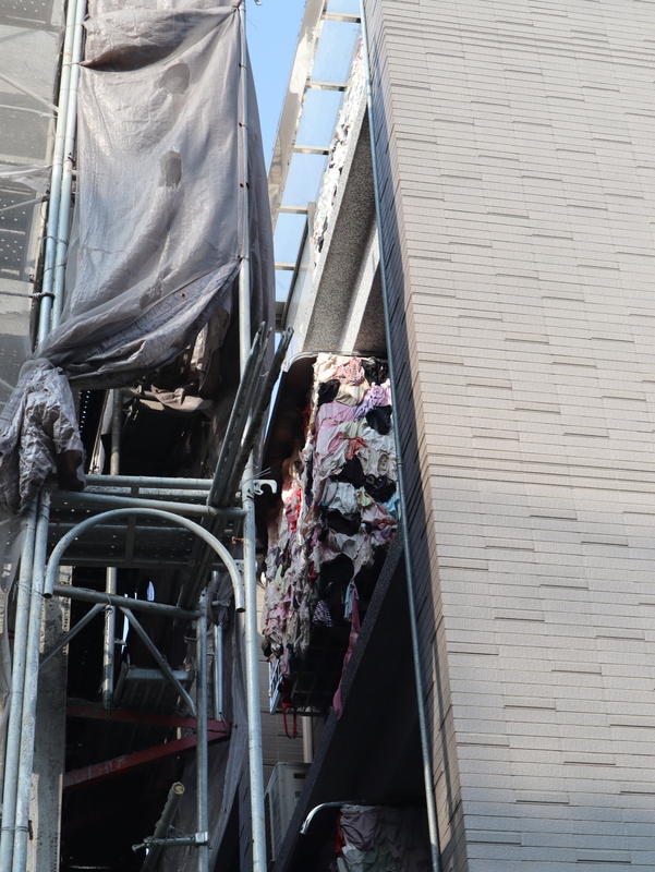 不滿建商噪音污染 住家掛內衣褲播佛經抗議