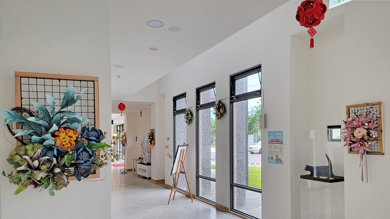 花蓮毛孩中途家園巧手布置 擬真花卉如置身藝廊