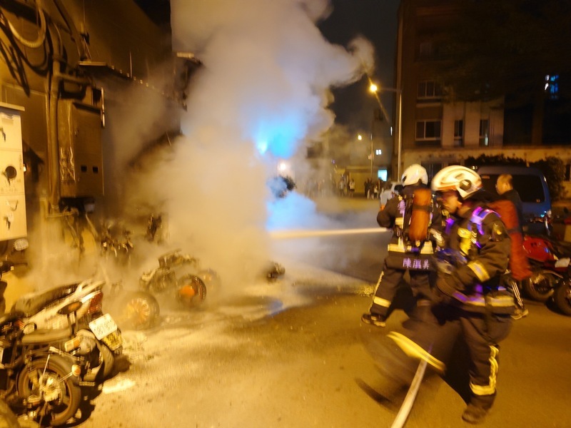 電動自行車起火燒毀10車 6人受傷送醫