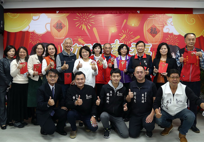 福添福基金會送暖 紅包親送到家關懷弱勢