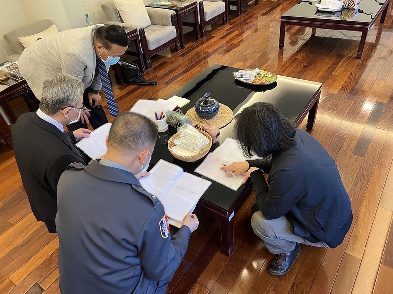 兵役方案修改50多次 蔡總統蹲地討論照片曝光