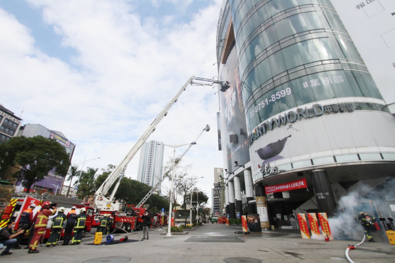 北市春安消防演習模擬KTV大火 19車80人馳援