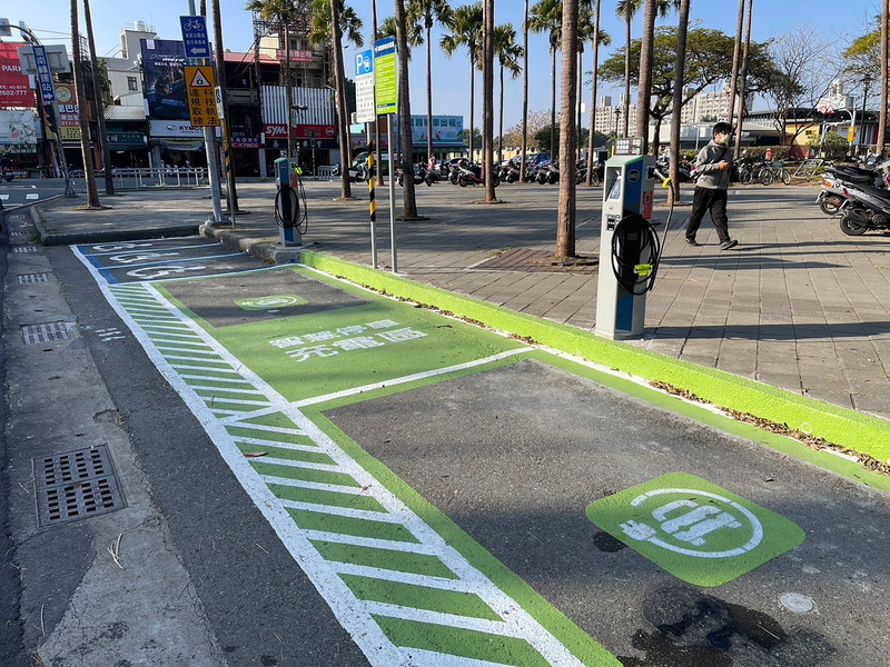 宏碁智通與台南市合作 智慧停車格整合充電功能