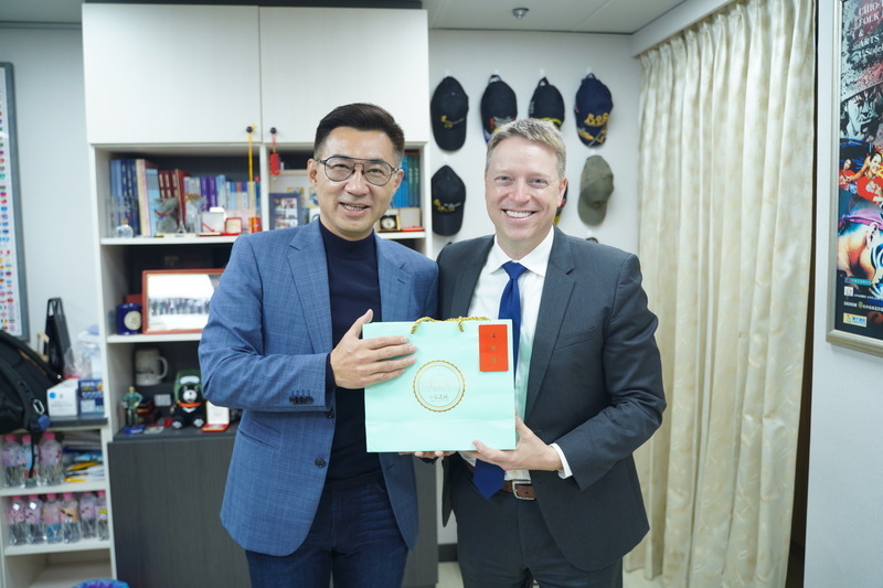 與前白宮幕僚會面 江啟臣：兩岸有實力才有和平