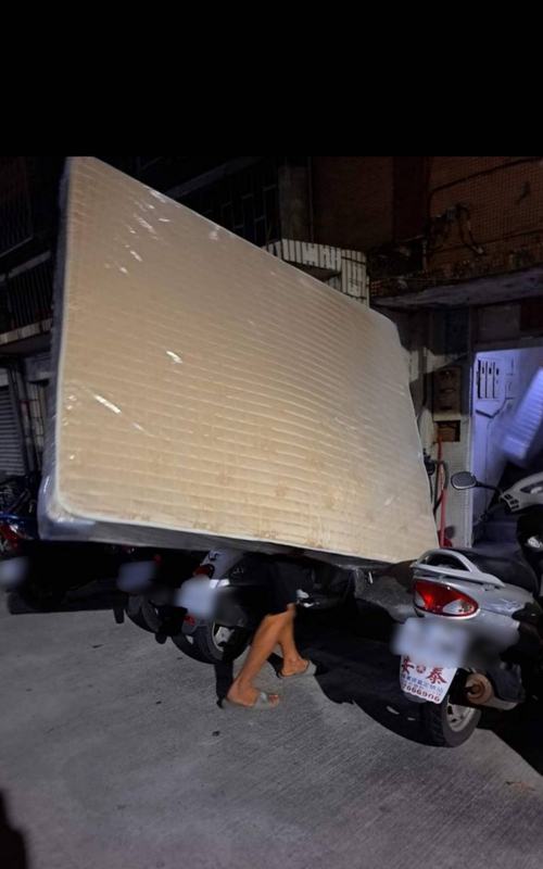 5寶媽全家擠一張床 高市暖警聯繫社福送暖心床墊