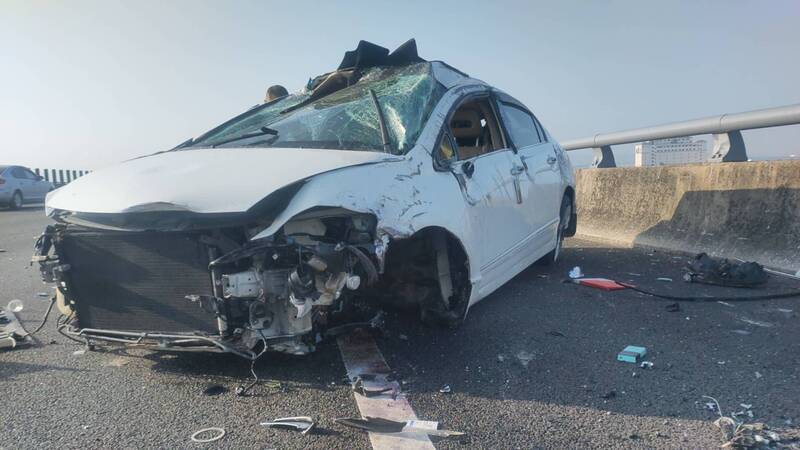 國3後龍段自小客車翻覆 男子拋出車外喪命