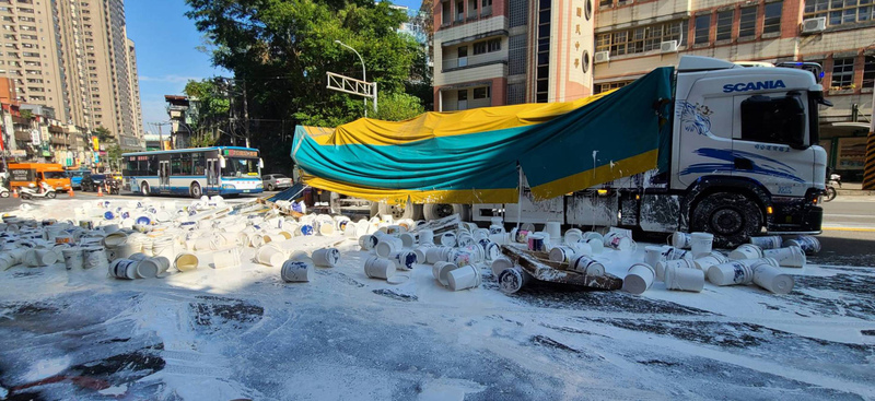 貨車疑繩索鬆脫50桶水泥漆翻倒 染白新店北宜路